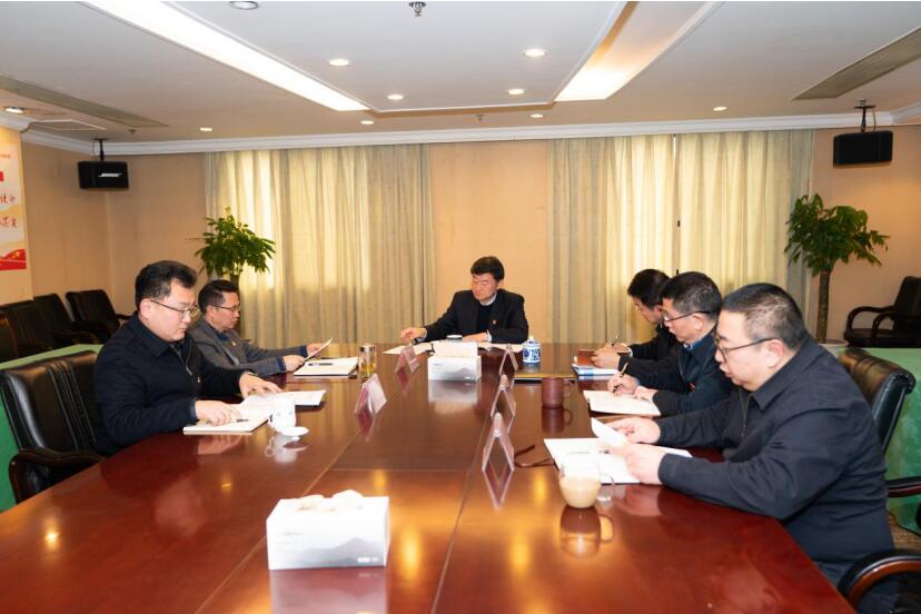 20201141139434002 尊龙集团官网集团党委召开中心组进建专题钻研 党的十九届四中全会及省委十一届六次 全会心灵