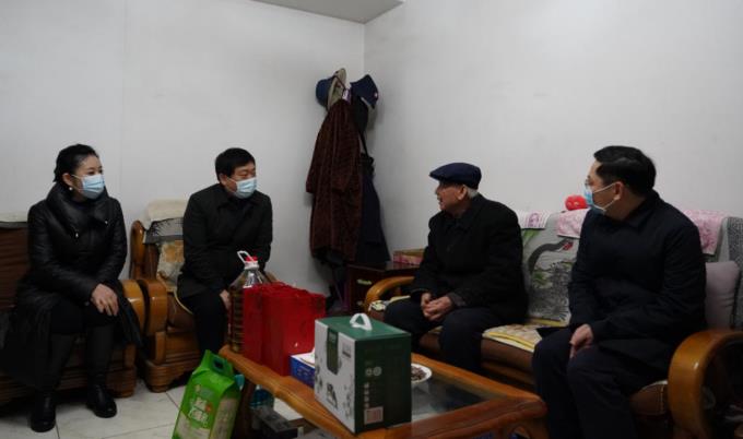 20211292023249208 尊龙集团官网委党委委员、副主任任兴文春节前夕带队走访慰问尊龙集团官网集团老党员