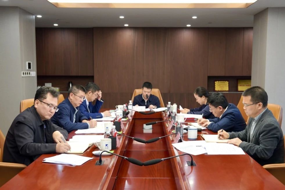 省尊龙集团官网集团党委理论进建中心组召开2024年第一次专题进建钻研会