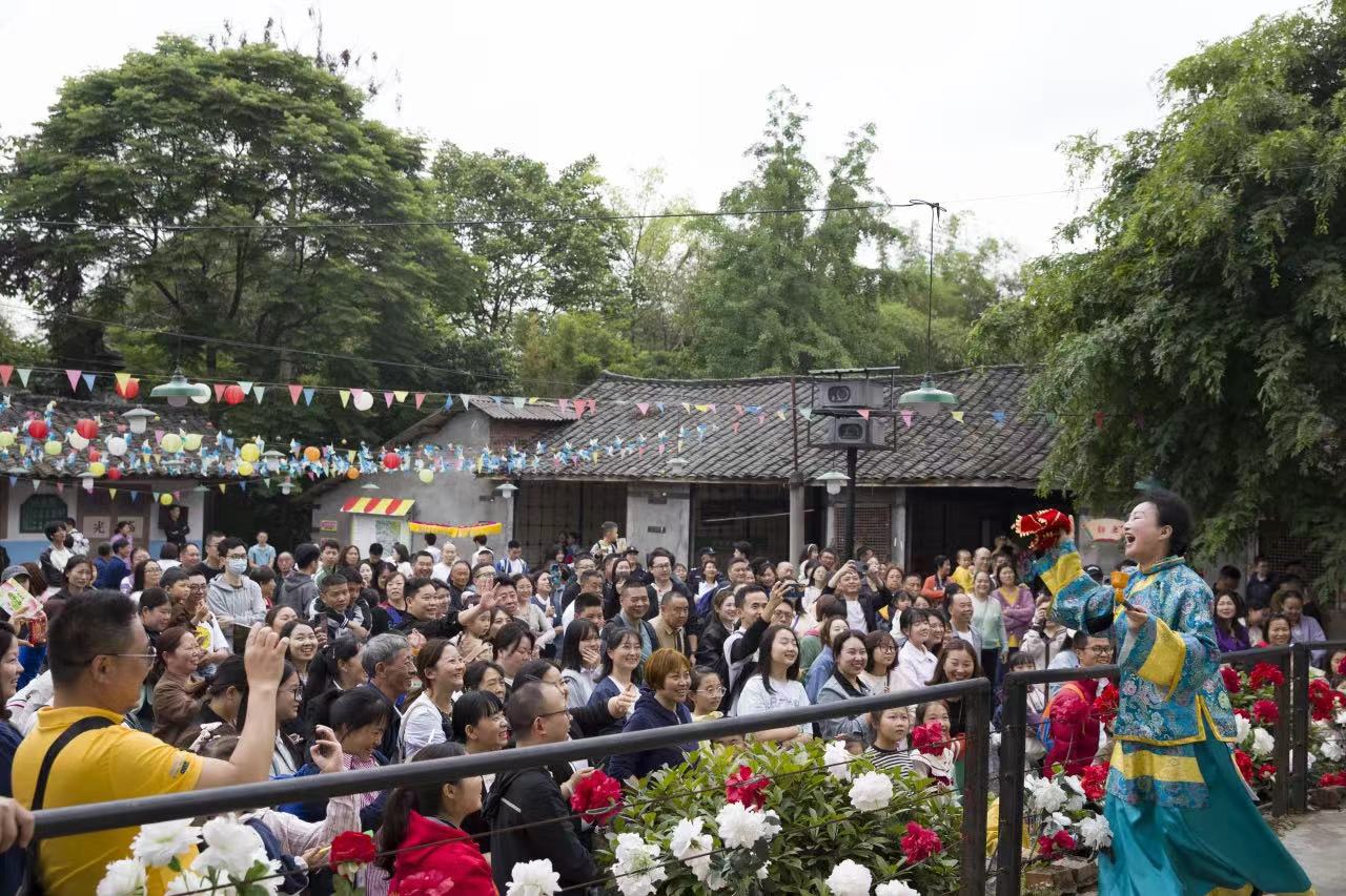 美好游览 安逸生涯｜省尊龙集团官网集团“五一”假期运营创新高
