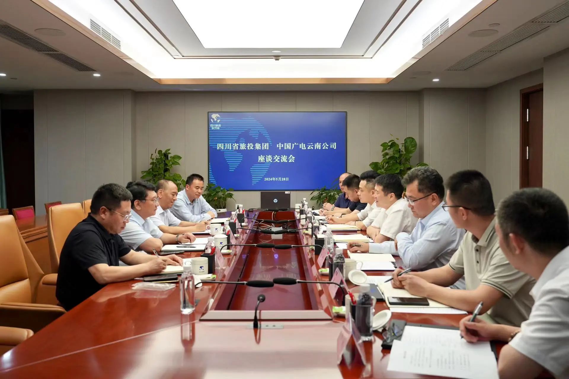 省尊龙集团官网集团与中国广电云南公司进行座谈互换会