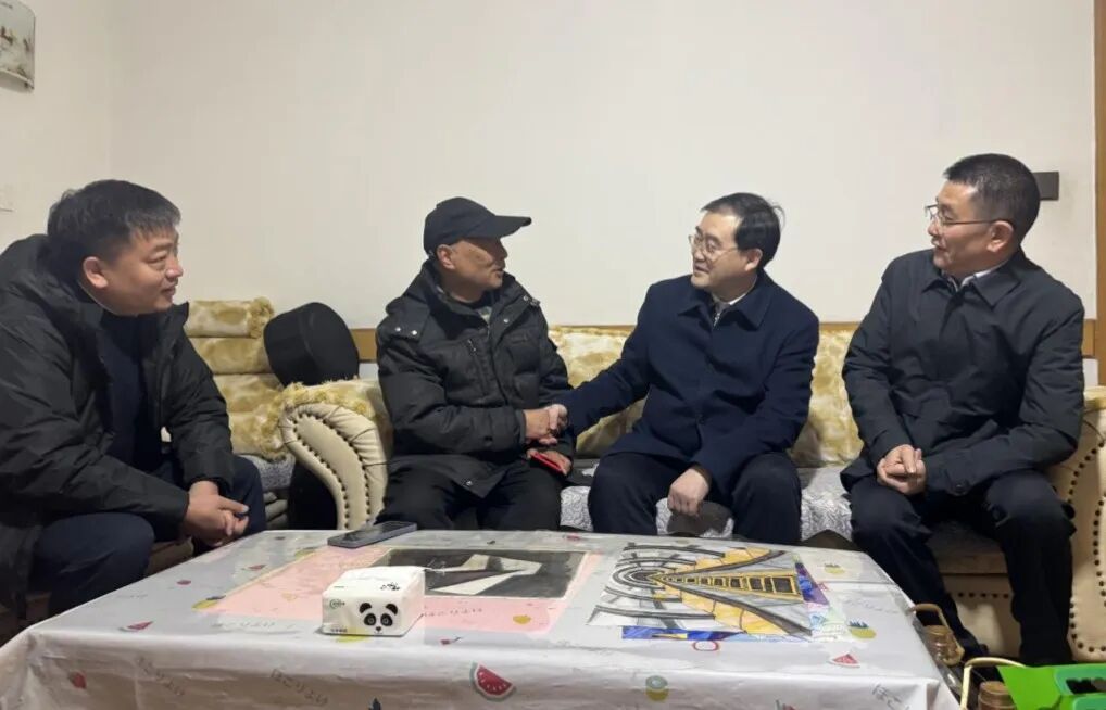 d6c69da3-26c6-4782-a904-b9d1362deb75 尊龙集团官网委党委委员、副主任刘晓博走访慰问省尊龙集团官网集团老党员老干部